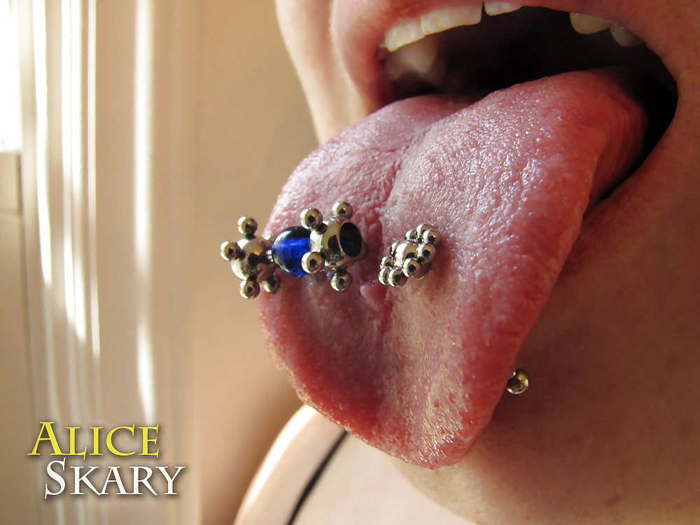 Piercing orale fetish alla lingua
 #106717498
