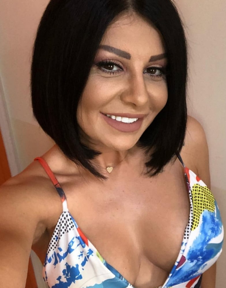 Olja bajrami cantante bosnia caliente
 #100556106