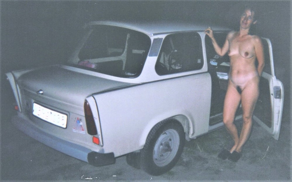 東ドイツのクラシックカー：トラバントのヌードガールフレンド、男性32歳
 #102915188