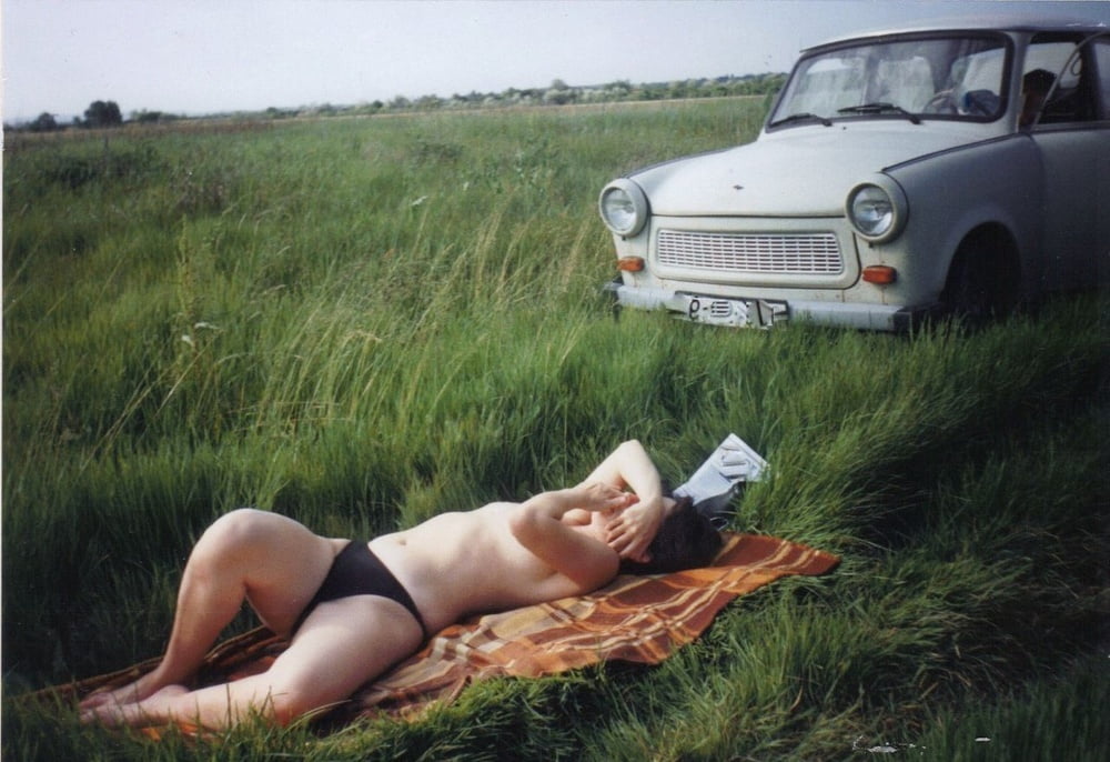 Classico dell'auto della Germania dell'Est: ragazza nuda della trabant, m 32
 #102915190