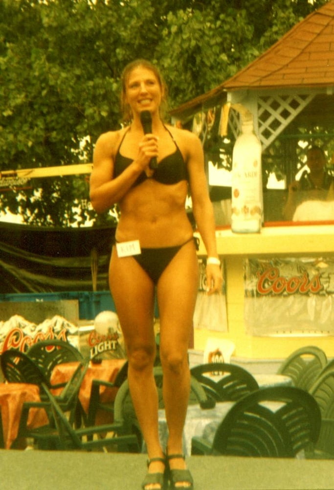 Kim travaille minuscule bite noire durcissant bikini à barrangas
 #99301500