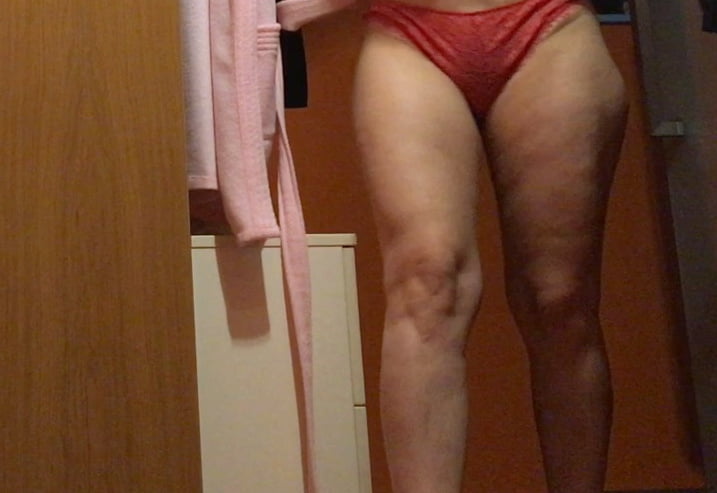 Femme en culotte rouge aujourd'hui
 #96991466