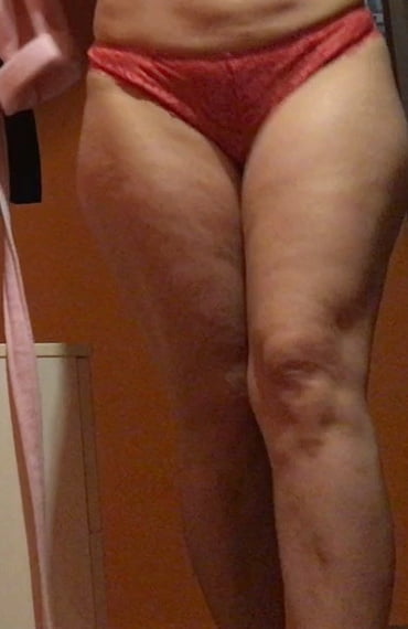 Femme en culotte rouge aujourd'hui
 #96991468