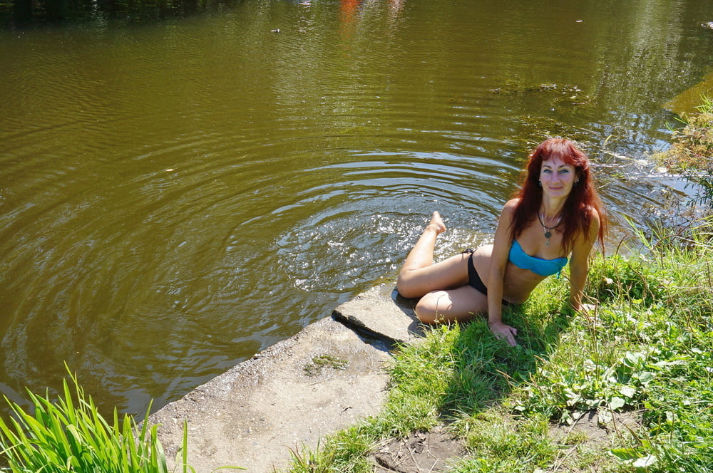 En el borde cerca del agua
 #106590402