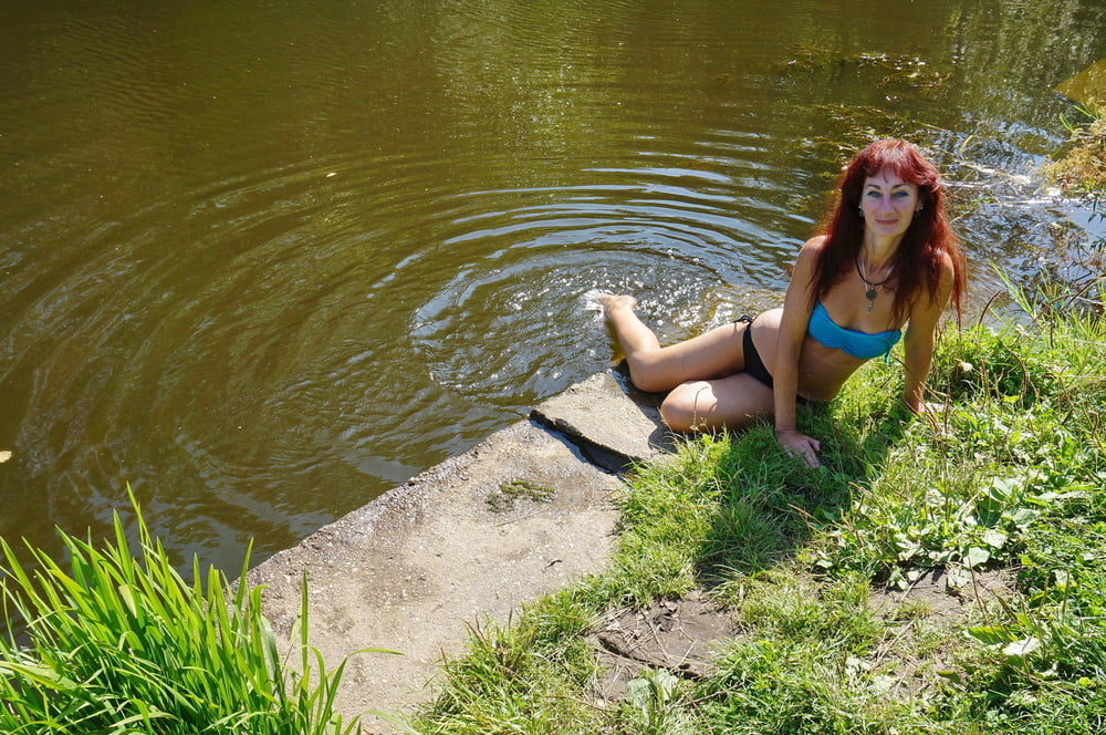 En el borde cerca del agua
 #106590414