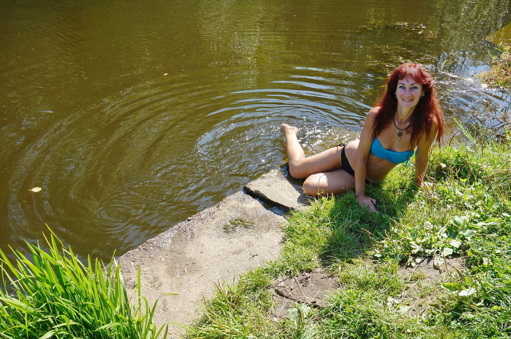 En el borde cerca del agua
 #106590419