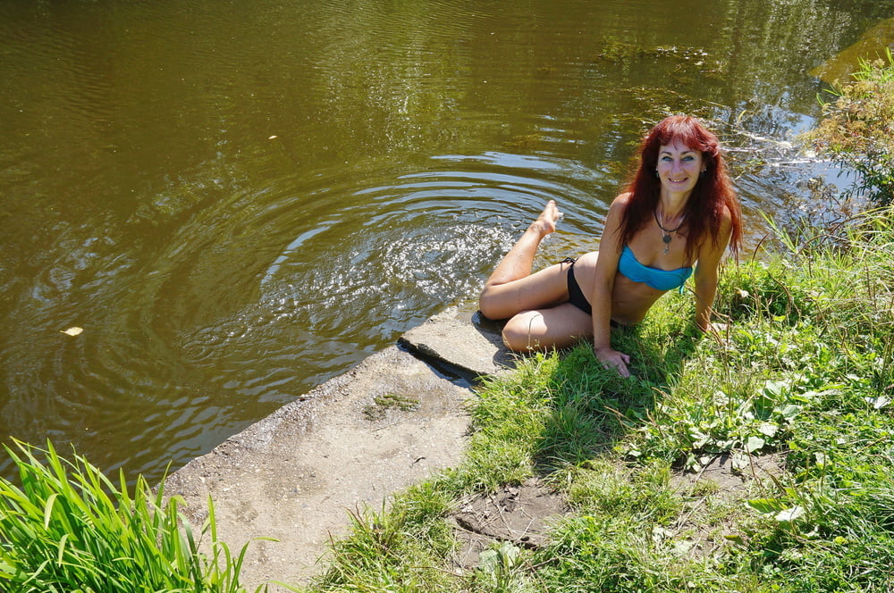 En el borde cerca del agua
 #106590425