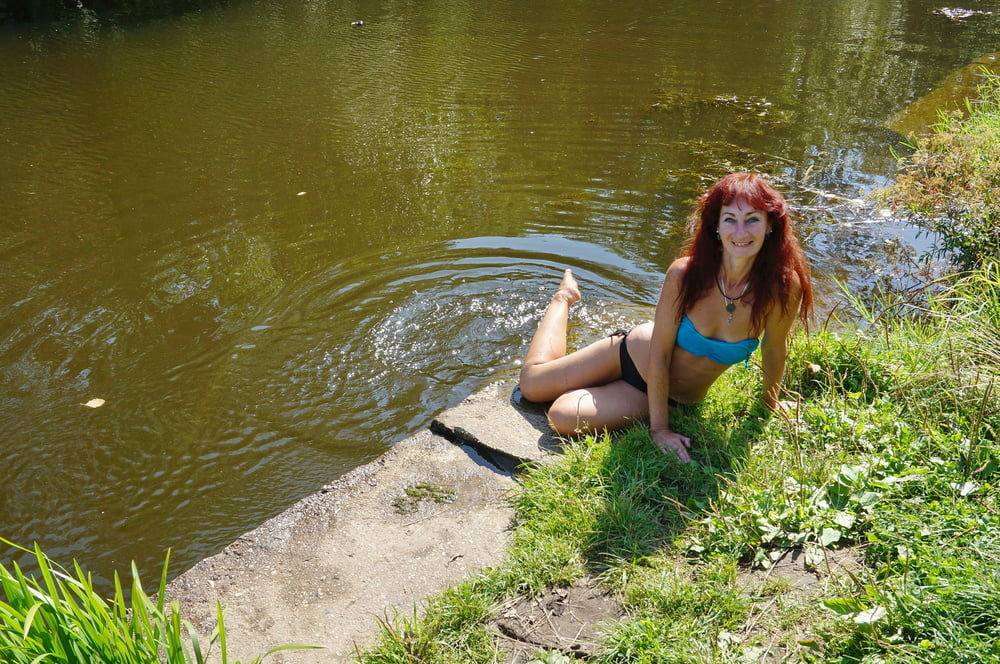 En el borde cerca del agua
 #106590428