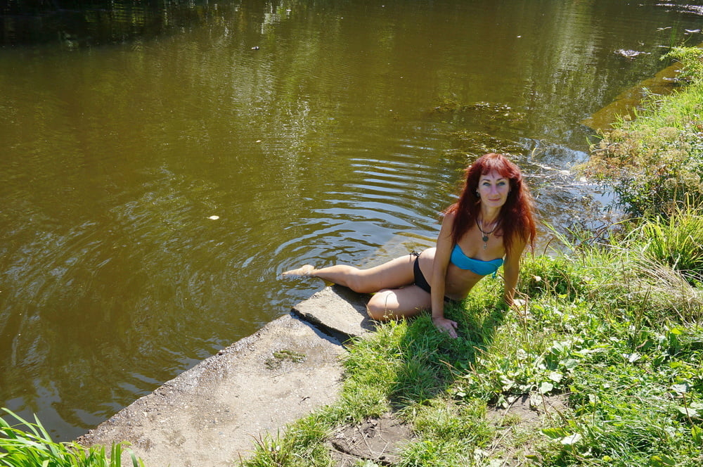 En el borde cerca del agua
 #106590438