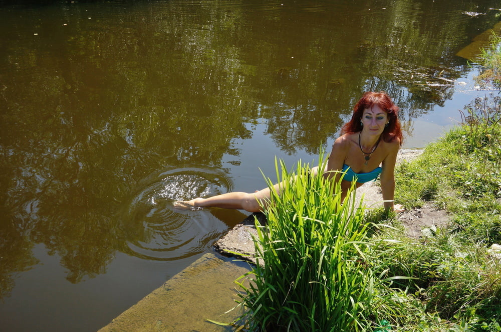 En el borde cerca del agua
 #106590454