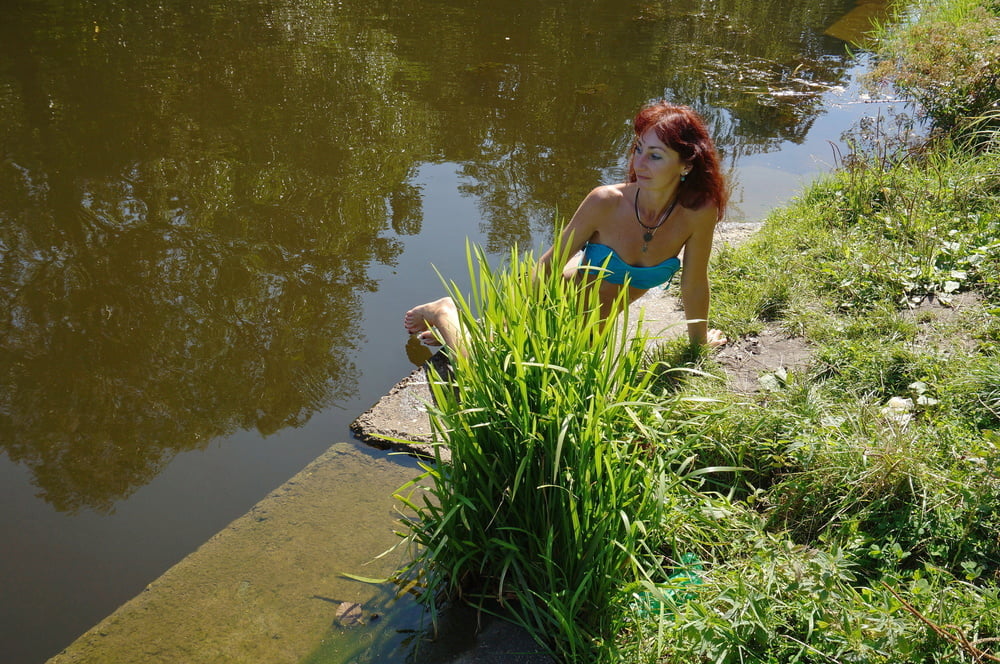 En el borde cerca del agua
 #106590457