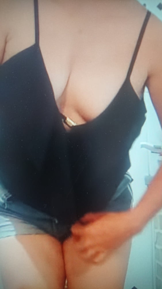 家の周りにいる本物のセクシーな女性、乳首とアップスカート
 #82249556