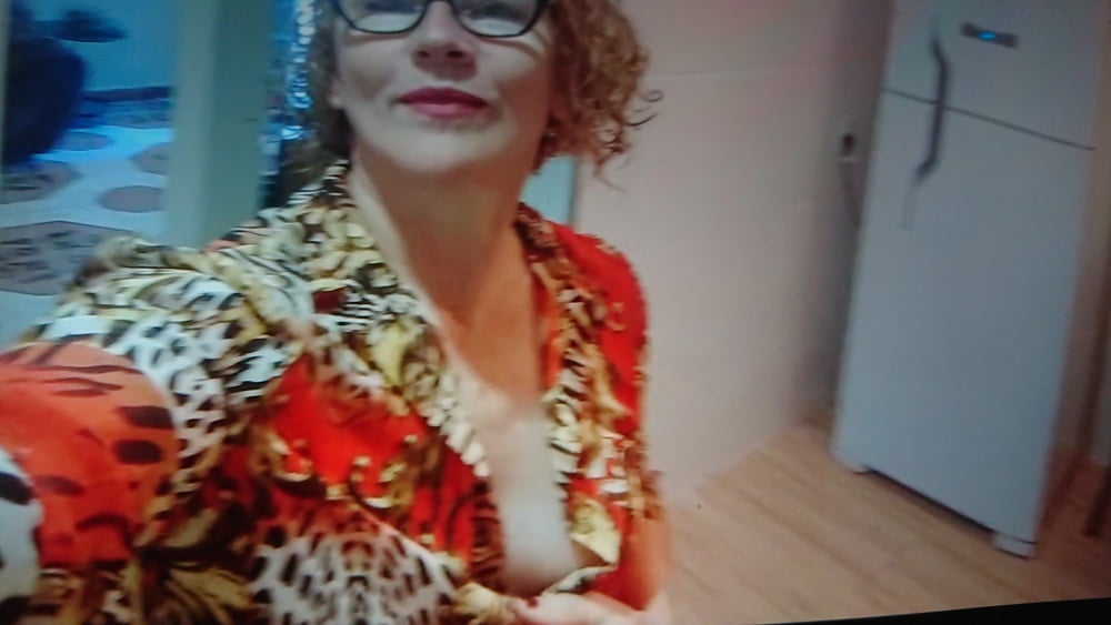 家の周りにいる本物のセクシーな女性、乳首とアップスカート
 #82249619