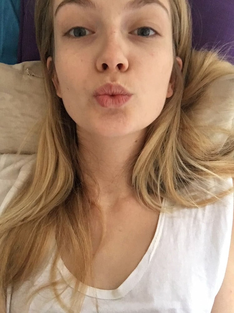 Flaca rubia amante del facial
 #92518121