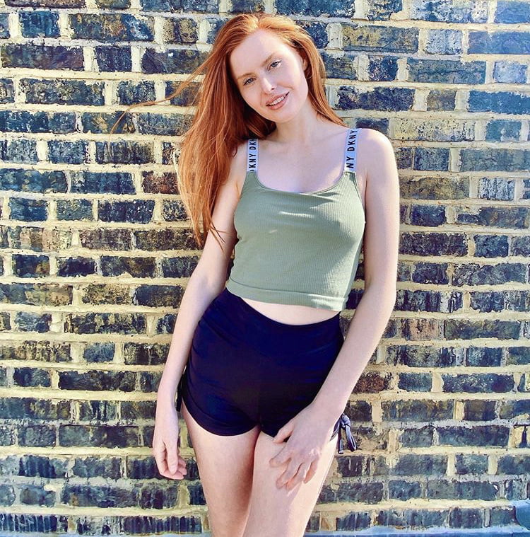 Putas sin camiseta
 #99533731