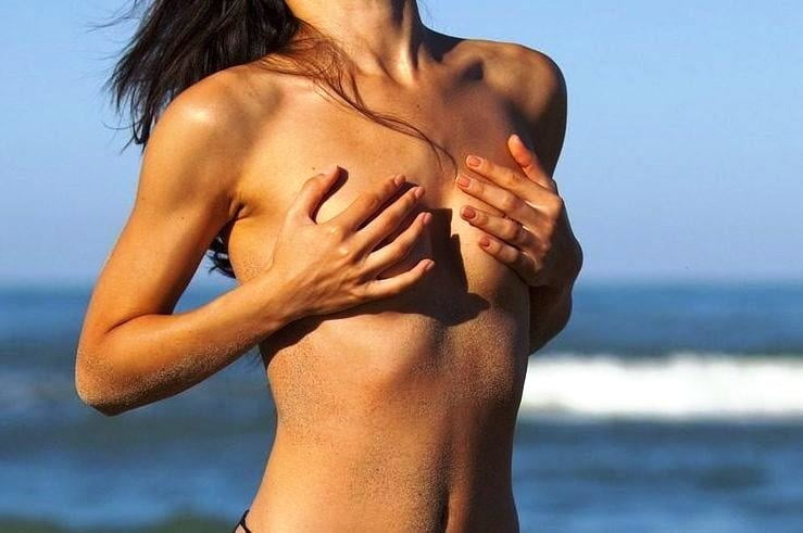 Topless sulla spiaggia singolo
 #104569755