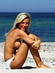Topless sulla spiaggia singolo
 #104569758