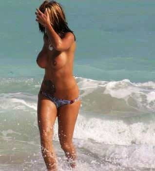 Topless en la playa solo
 #104569770