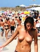 Topless sulla spiaggia singolo
 #104569782