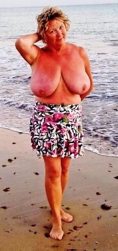 Topless sulla spiaggia singolo
 #104569792