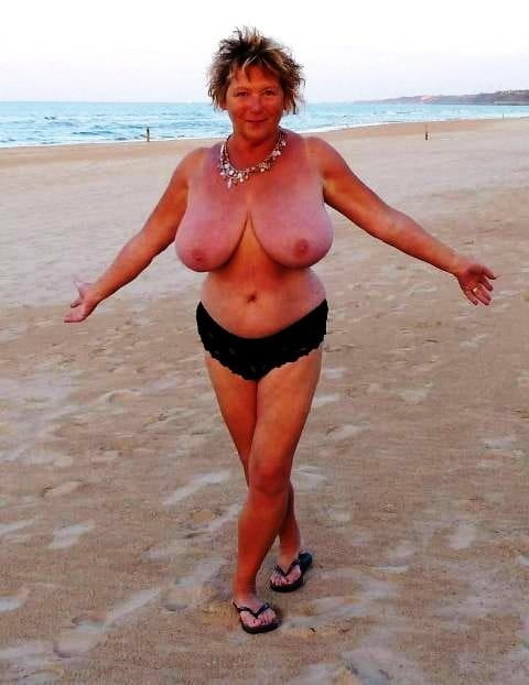 Topless en la playa solo
 #104569795