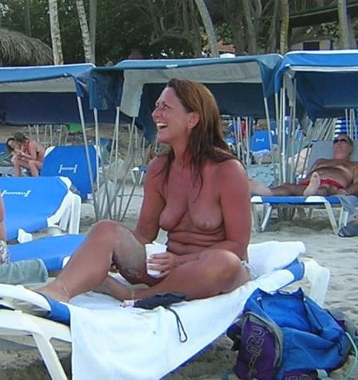 Topless sulla spiaggia singolo
 #104569848