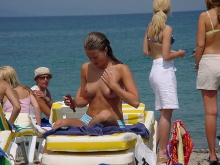 Topless en la playa solo
 #104569928
