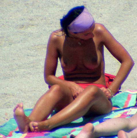 Topless en la playa solo
 #104570010