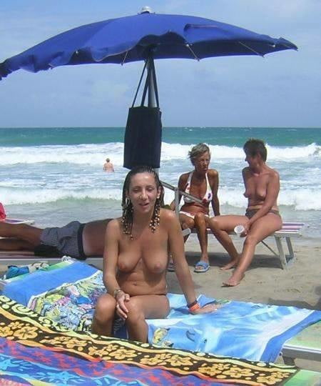Topless sulla spiaggia singolo
 #104570244