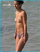 Topless sulla spiaggia singolo
 #104570302