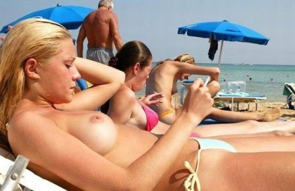 Topless sulla spiaggia singolo
 #104570314
