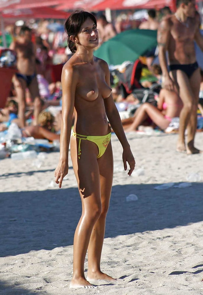 Topless en la playa solo
 #104570717
