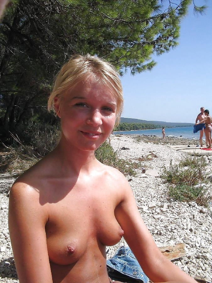 Topless sulla spiaggia singolo
 #104570811