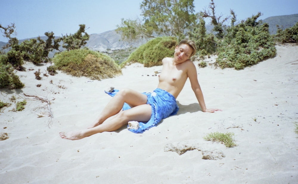 レトロなヌーディストの女性がビーチでおしっこをする
 #94325595