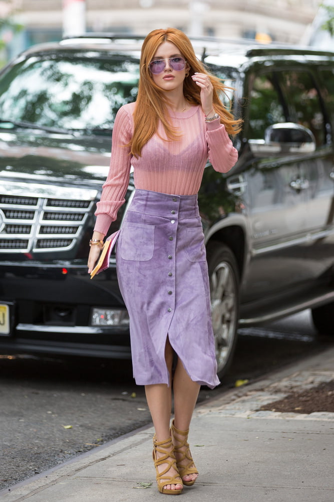 Bella thorne füße
 #95865699