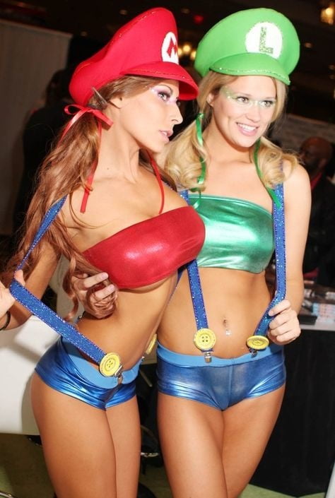 Mario cosplay flexiblen Arsch Beine Kostüm lesbische Milf spritzen
 #91883315