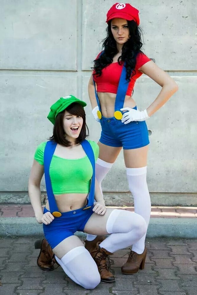 Mario cosplay flexiblen Arsch Beine Kostüm lesbische Milf spritzen
 #91883436