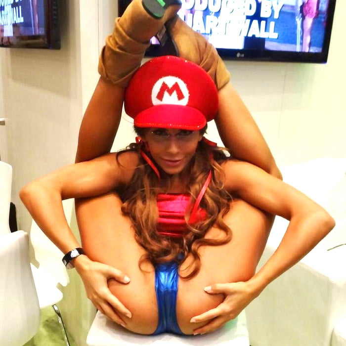 Mario cosplay flexiblen Arsch Beine Kostüm lesbische Milf spritzen
 #91883442