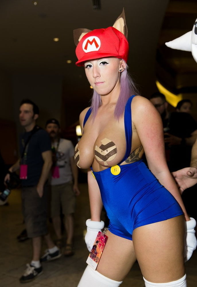 Mario cosplay flexiblen Arsch Beine Kostüm lesbische Milf spritzen
 #91883451