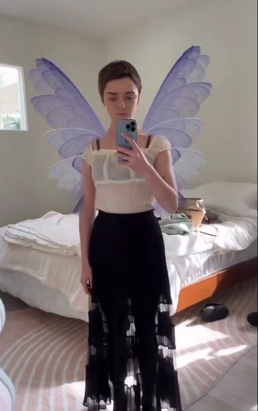 Maisie Williams nue #108987785