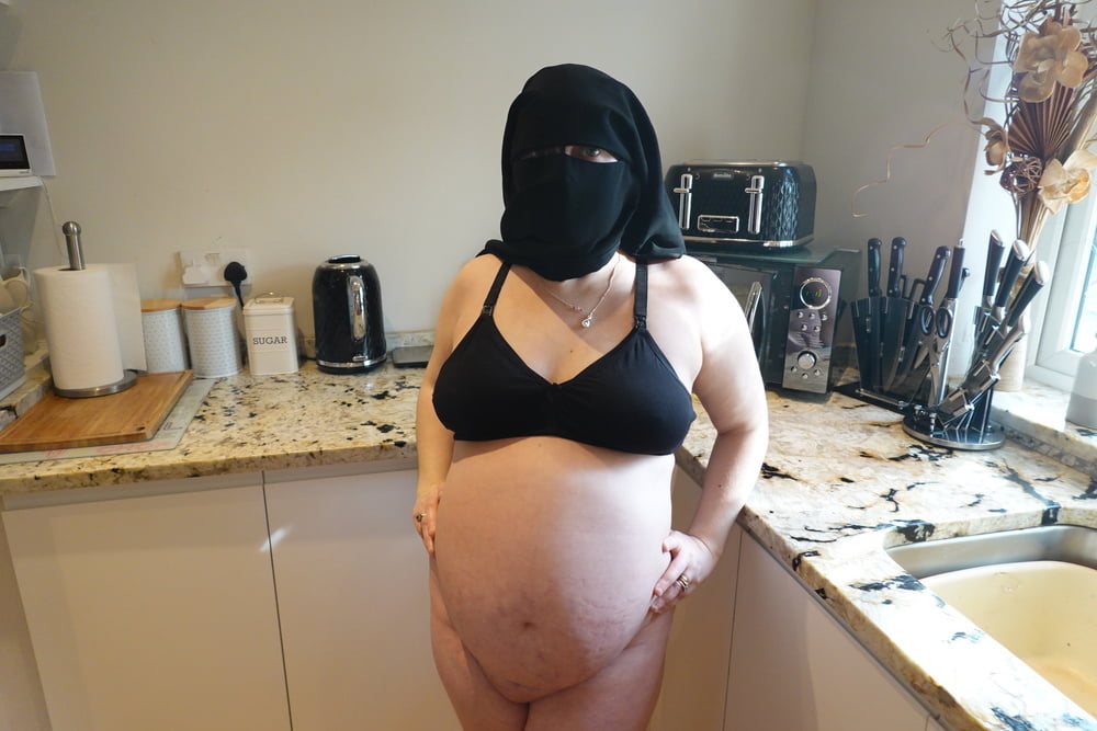 Schwangere Frau in muslimischem Niqab und Still-BH
 #106703515