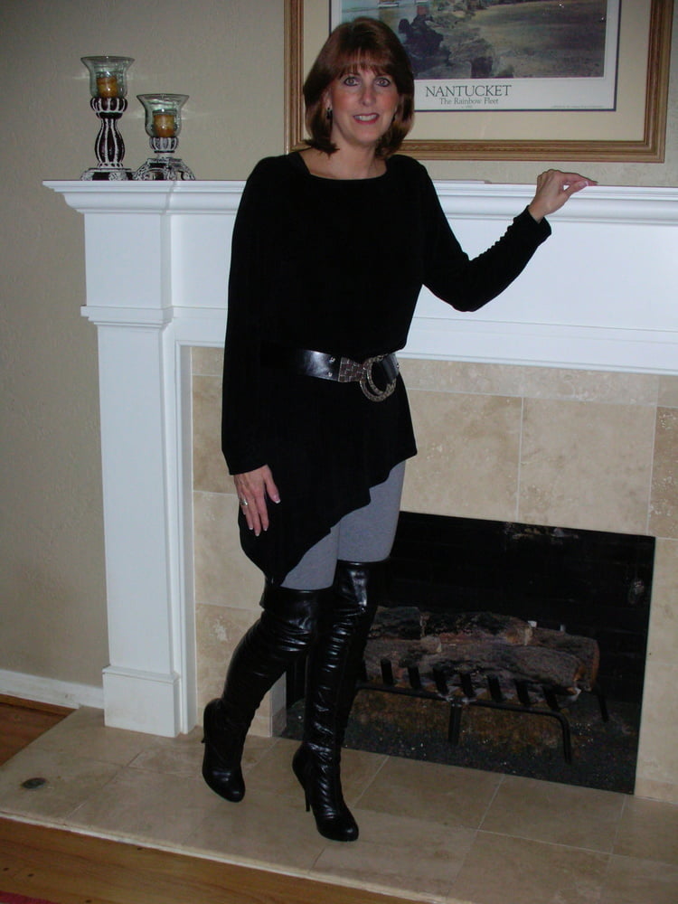 Milfs & gilfs con botas no.17
 #103047112