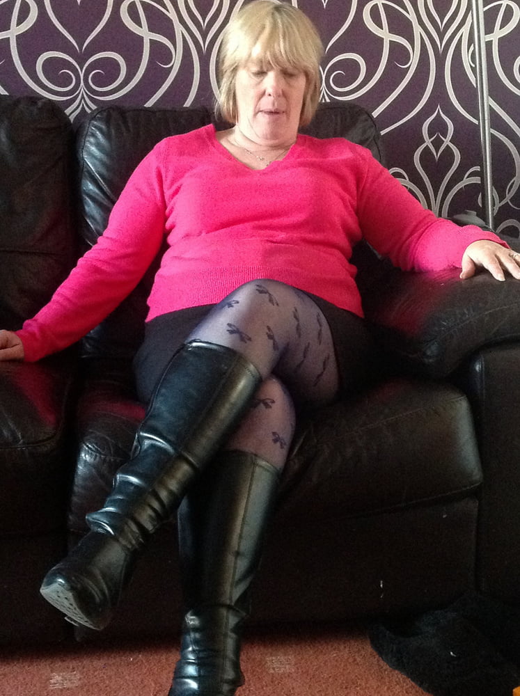 Milfs & gilfs con botas no.17
 #103047124