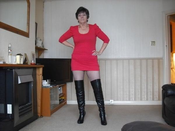 Milfs & gilfs con botas no.17
 #103047144