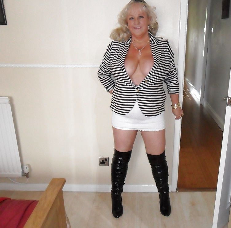 Milfs & gilfs con botas no.17
 #103047166