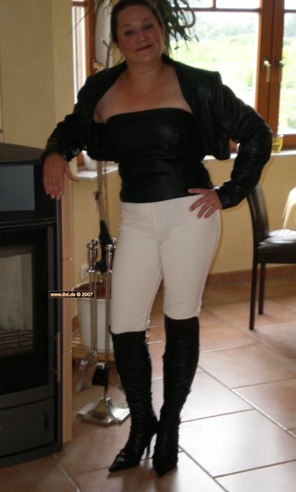 Milfs & gilfs con botas no.17
 #103047197