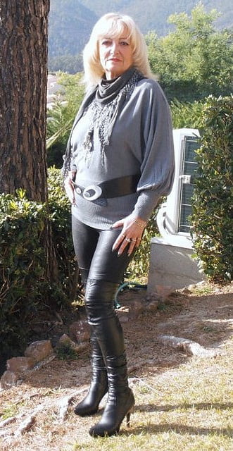 Milfs & gilfs con botas no.17
 #103047206