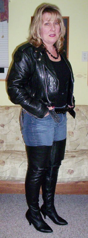 Milfs & gilfs con botas no.17
 #103047218