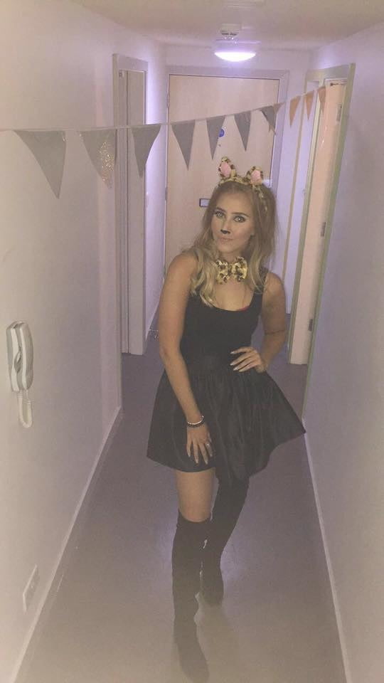 Putas en traje de fantasía 300
 #103676553