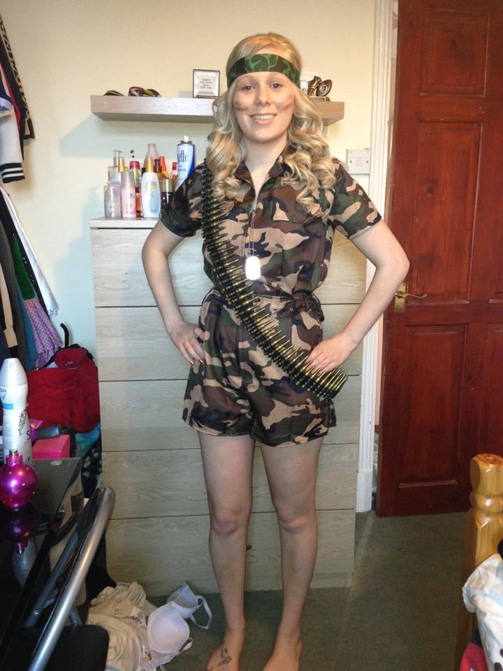 Putas en traje de fantasía 300
 #103676562